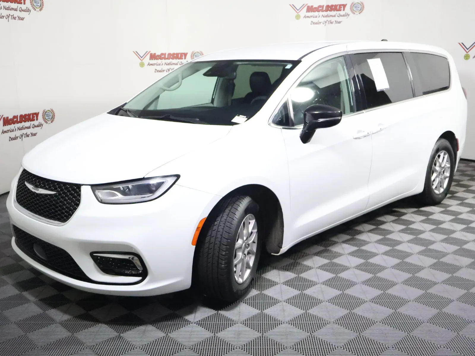 Chrysler Pacifica photo 16