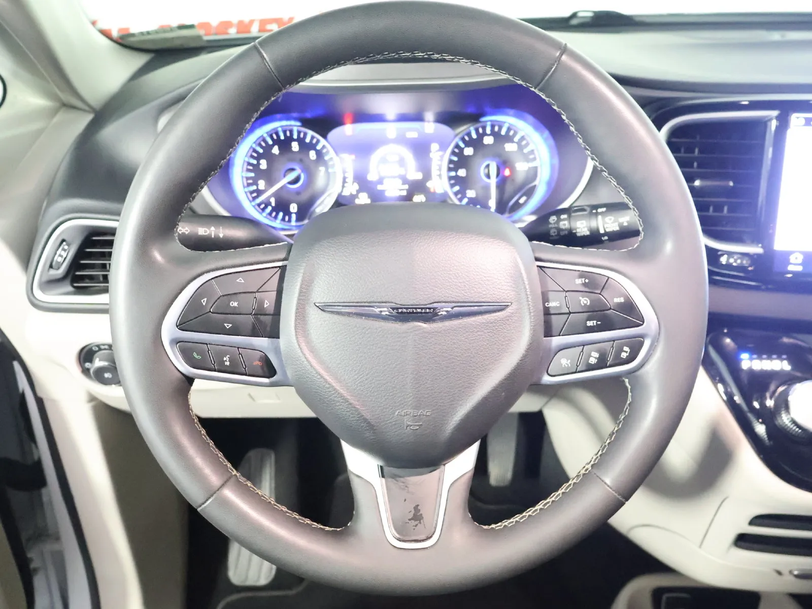Chrysler Pacifica photo 31