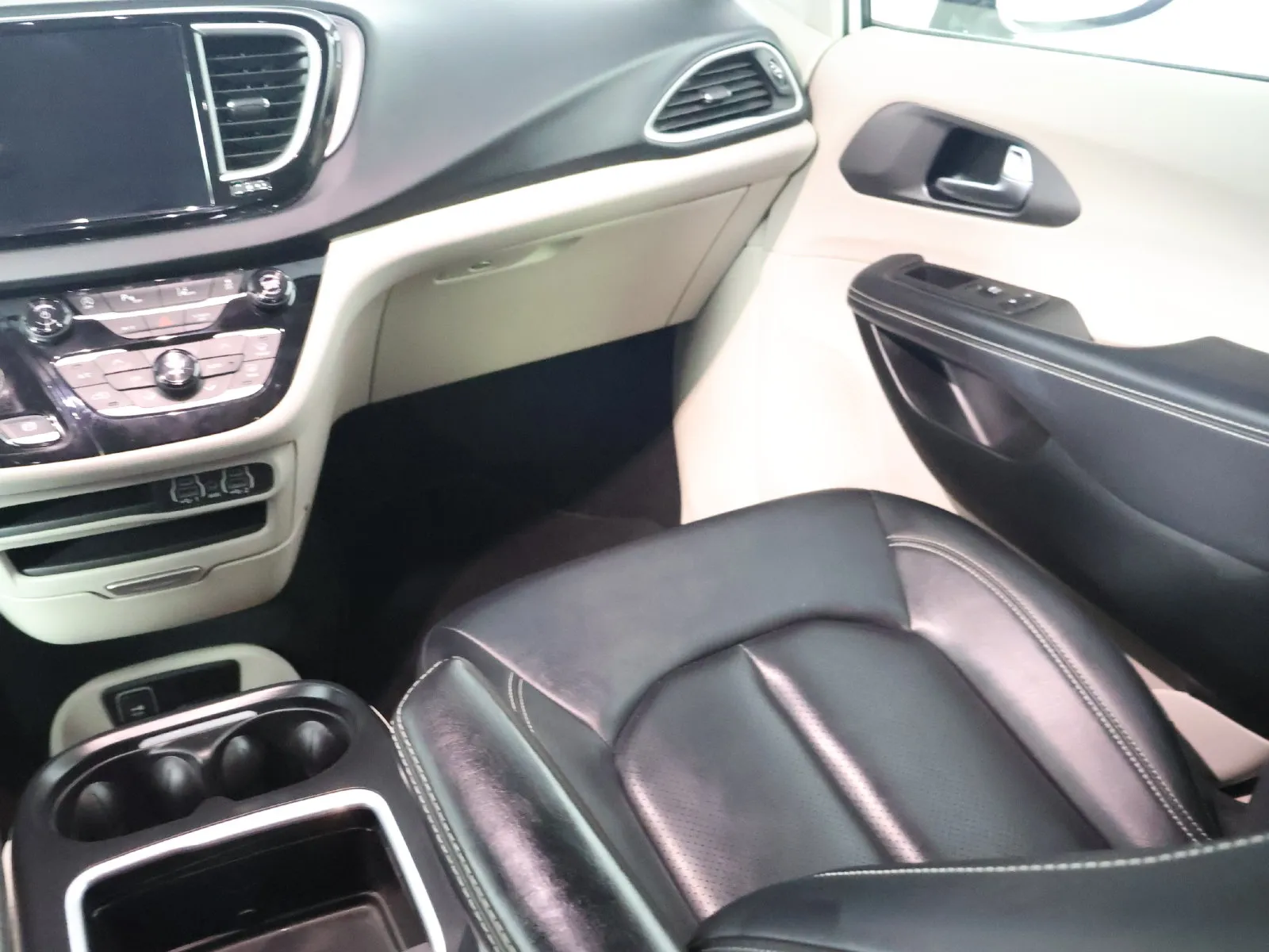 Chrysler Pacifica photo 30