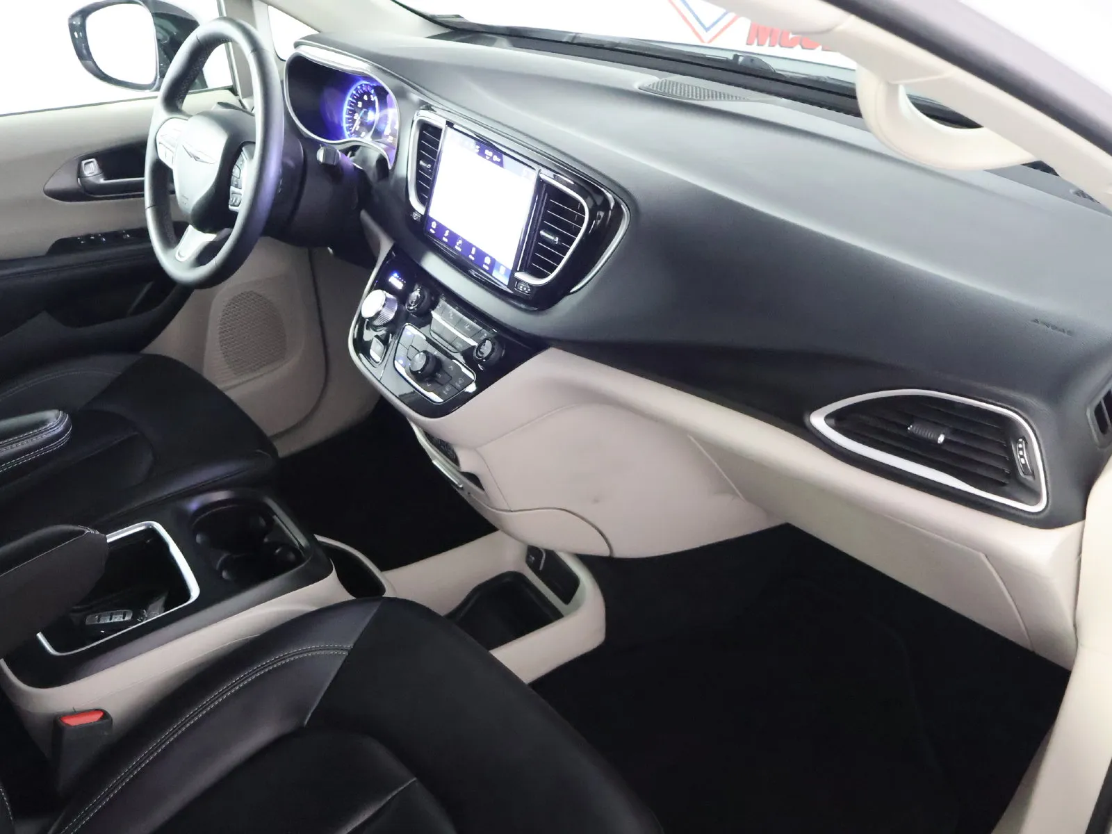 Chrysler Pacifica photo 51