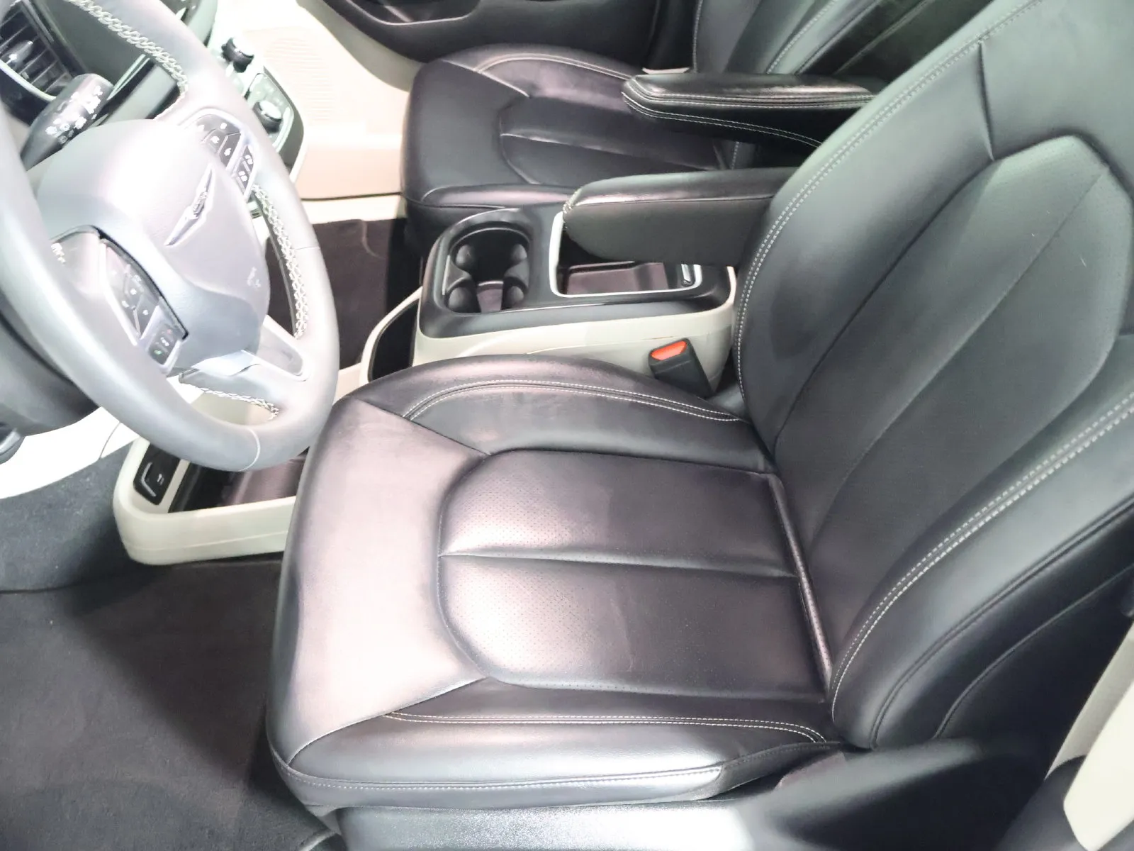 Chrysler Pacifica photo 25