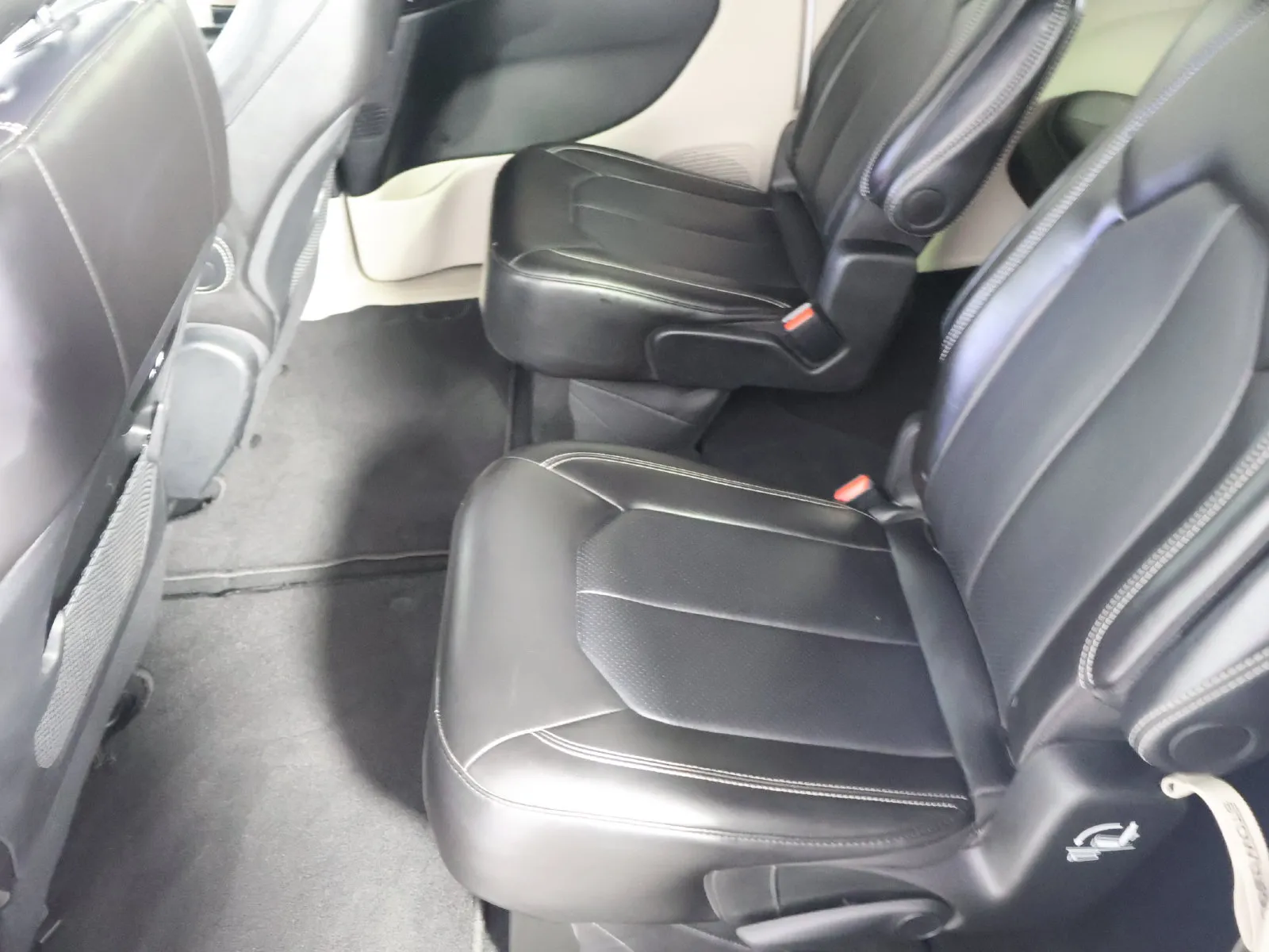 Chrysler Pacifica photo 44
