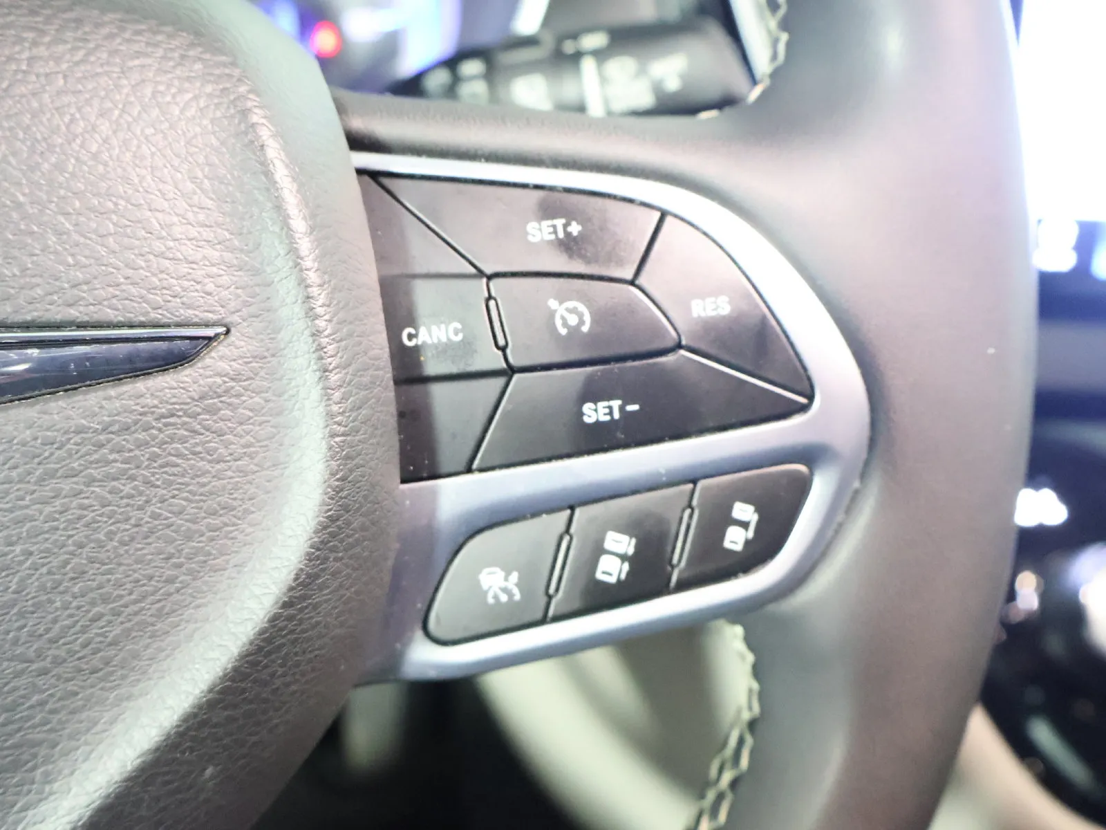 Chrysler Pacifica photo 34
