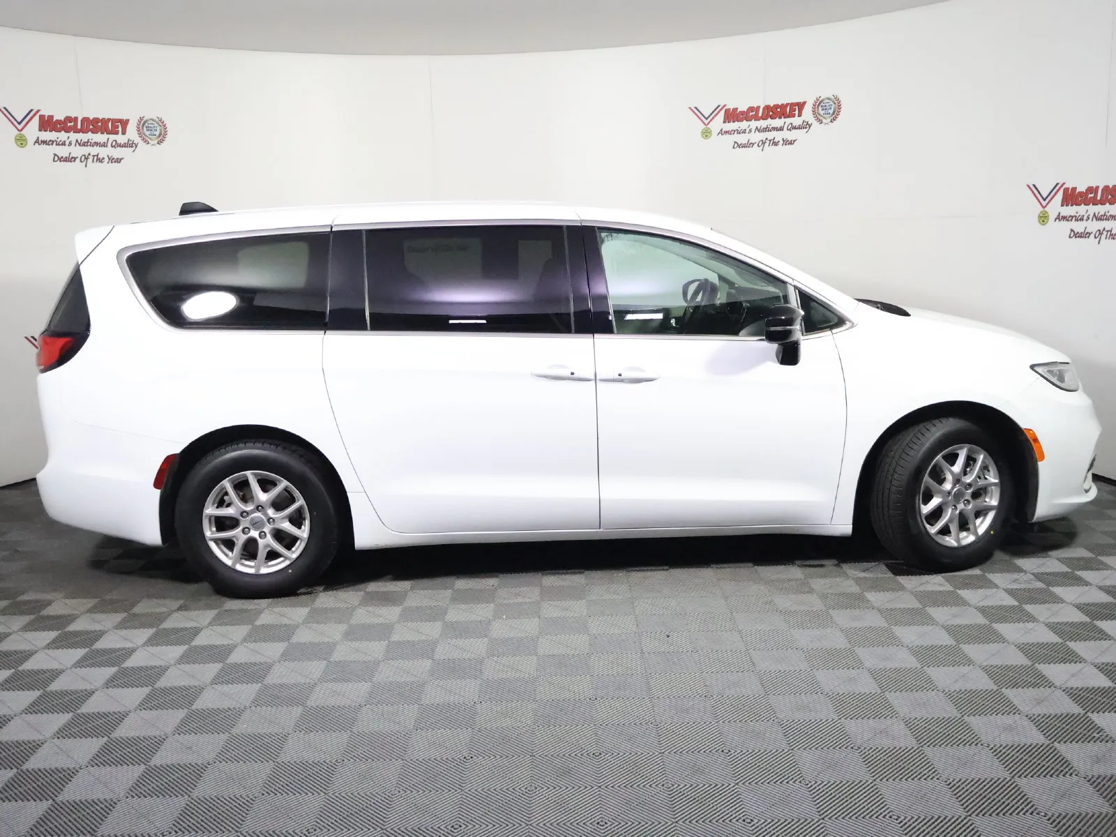 Chrysler Pacifica photo 3