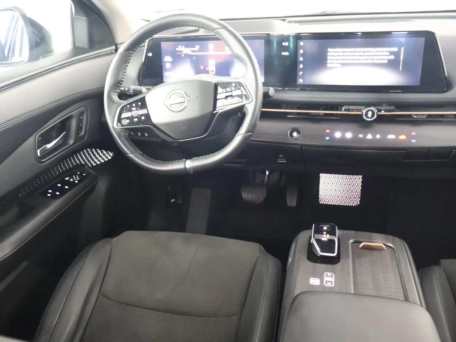 Nissan Ariya photo 26