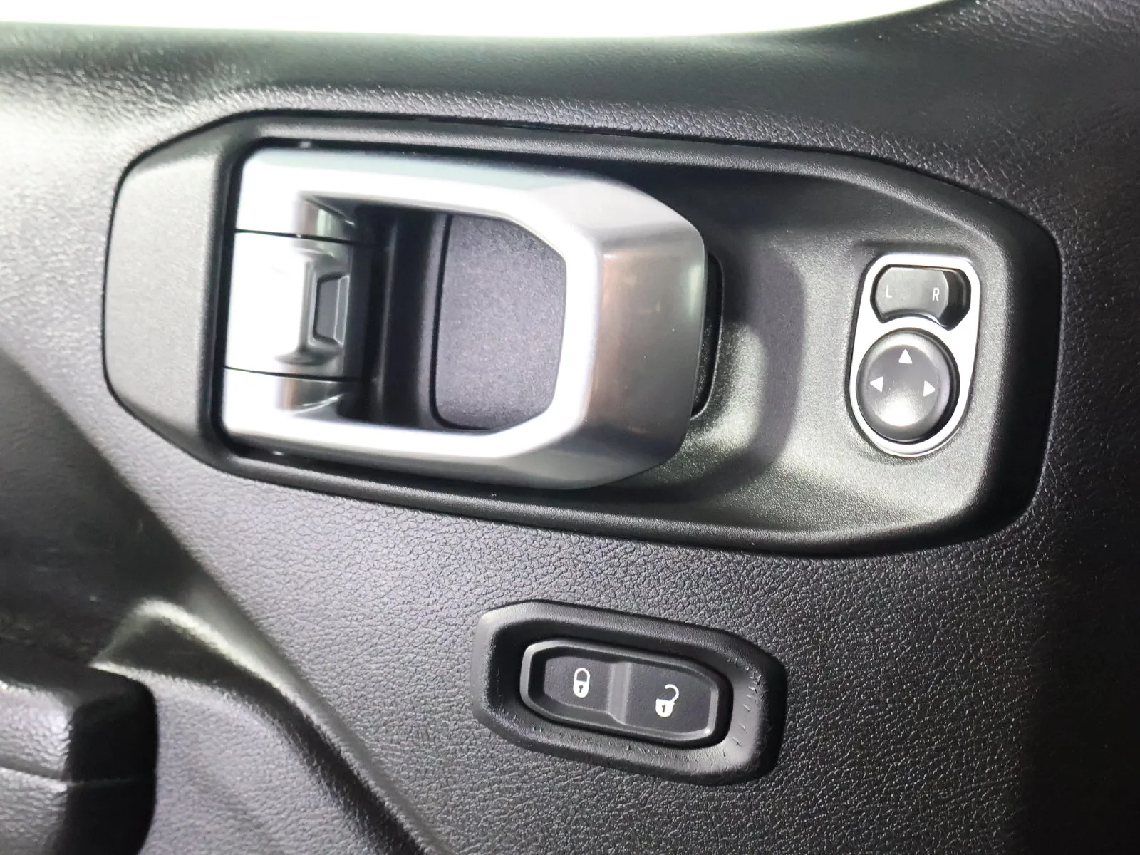 Jeep Wrangler photo 24