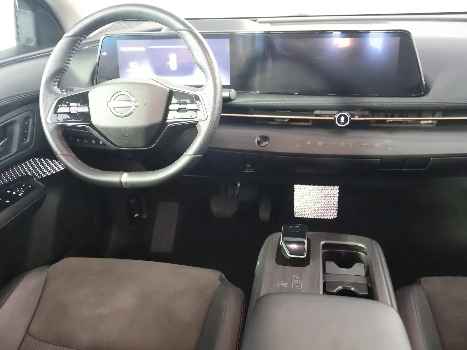 Nissan Ariya photo 30