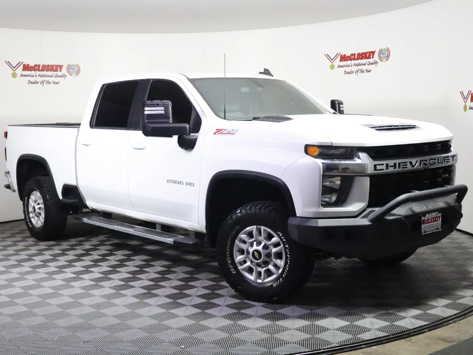Chevrolet Silverado photo 2