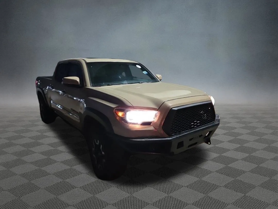 Toyota Tacoma photo 2