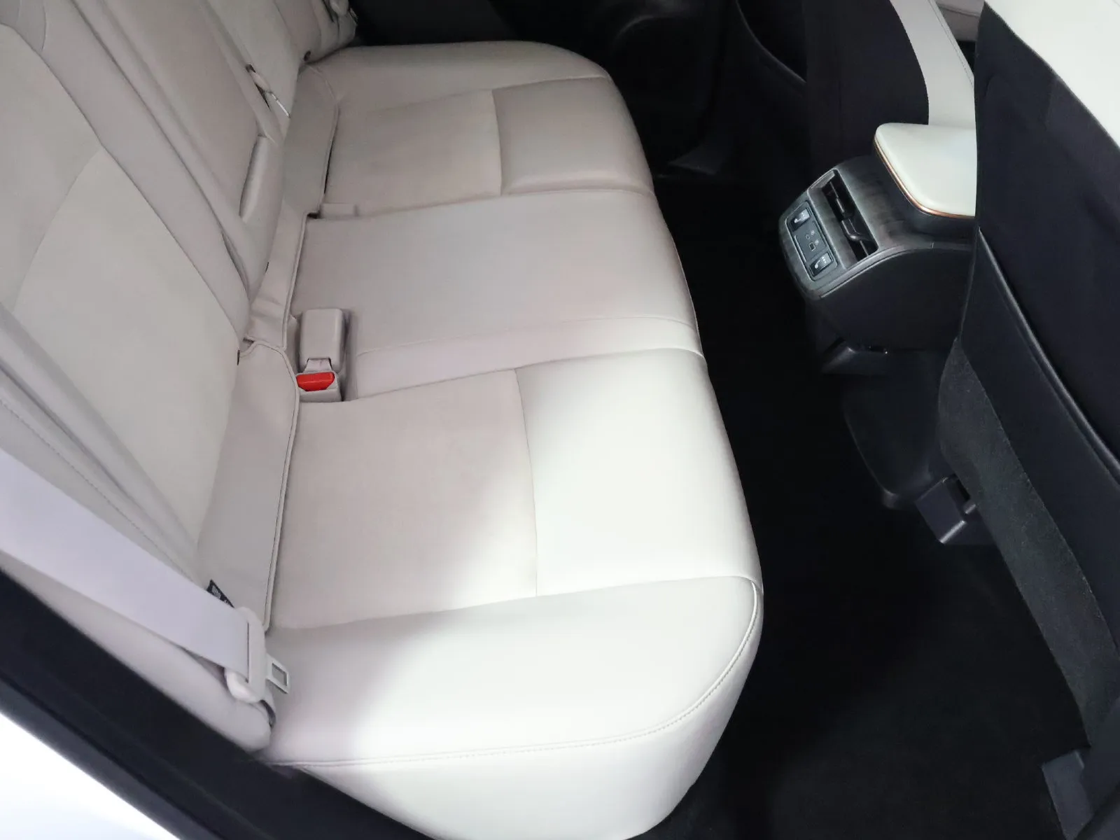 Nissan Ariya photo 38
