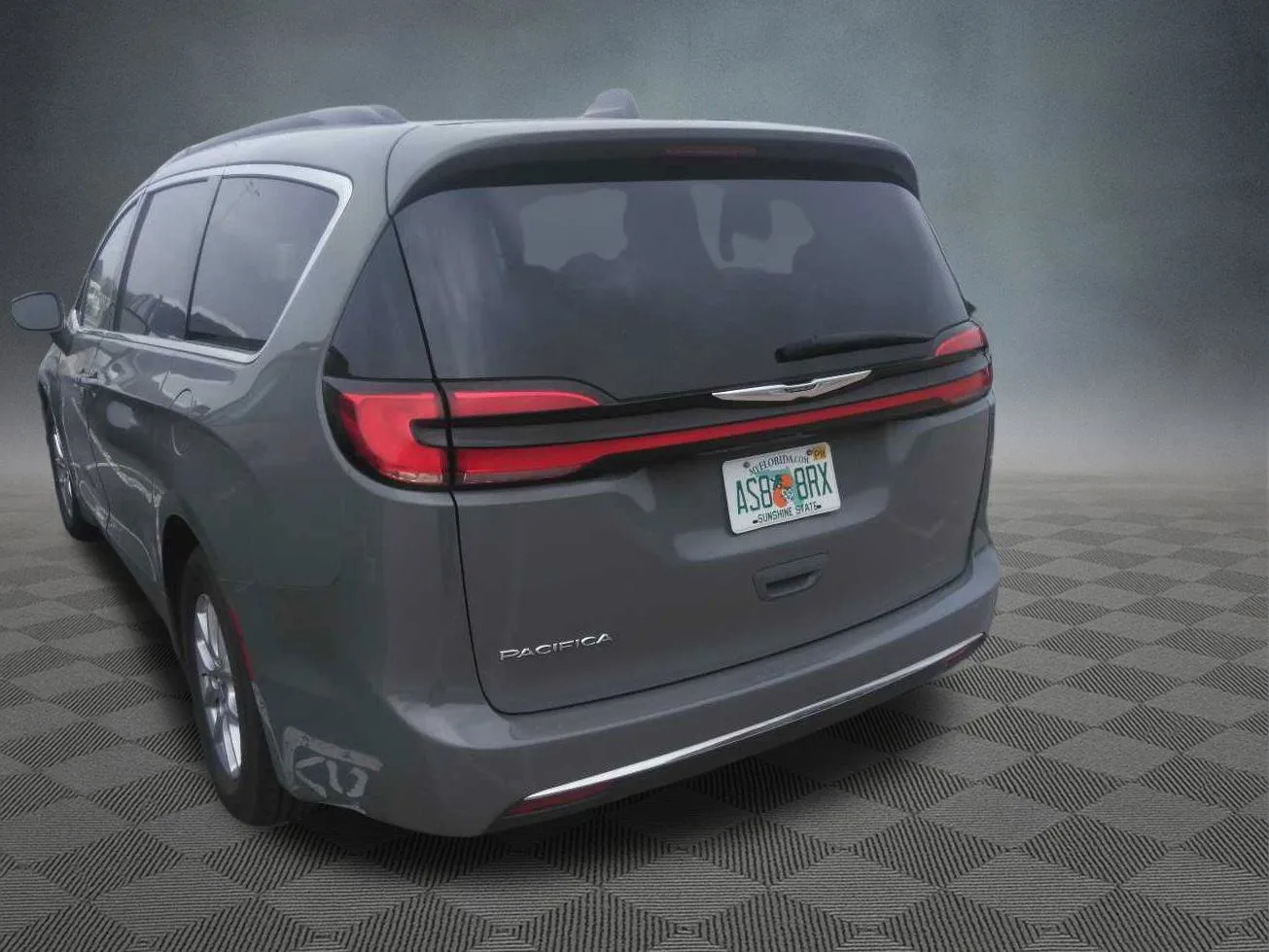 Chrysler Pacifica photo 3