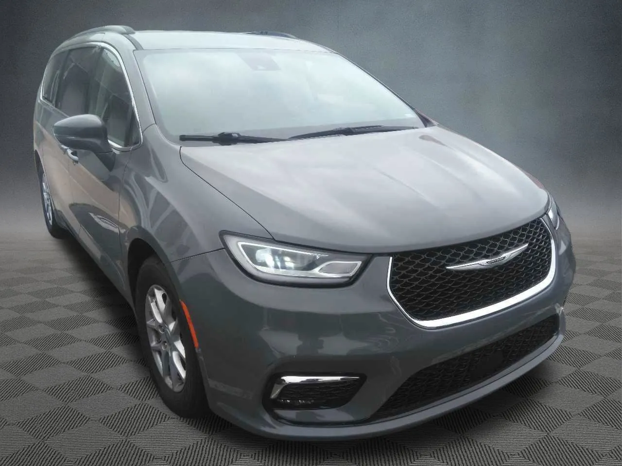 Chrysler Pacifica photo 2