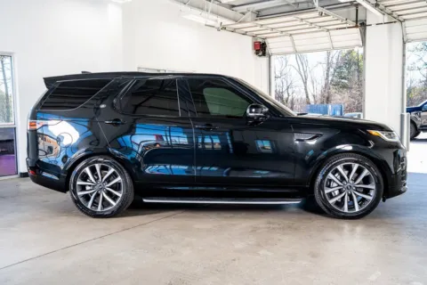More photos of 2024 Land Rover Discovery Dynamic SE at Atlanta Autos, GA