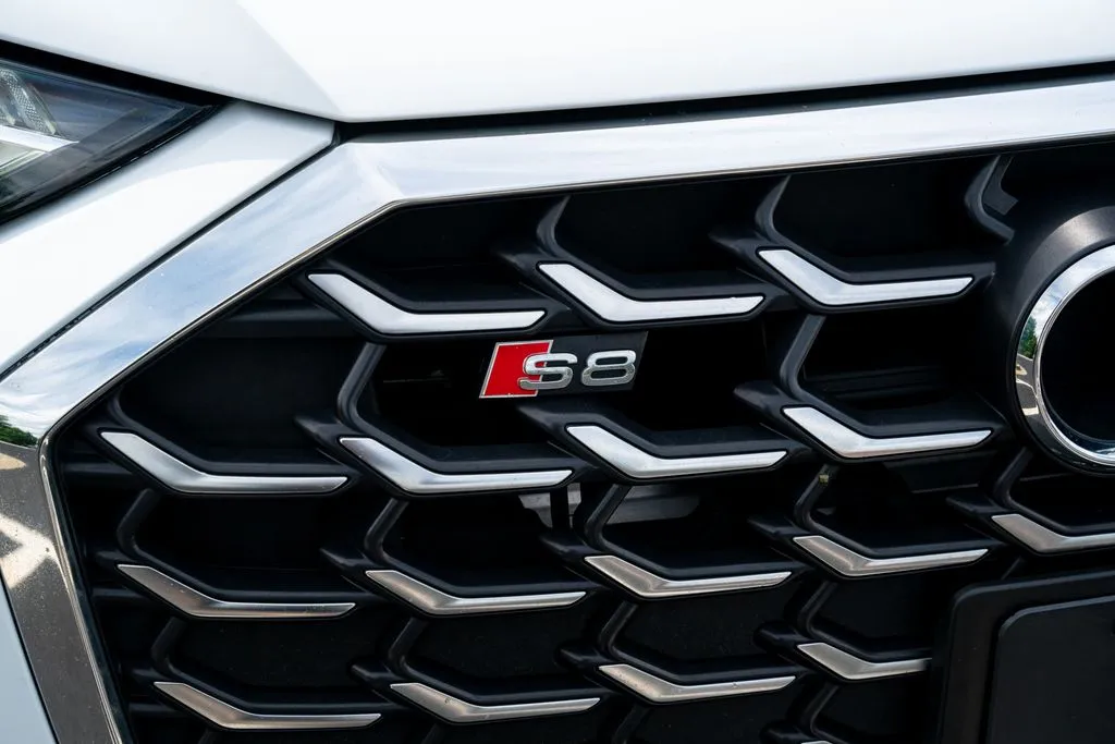 Audi S8 photo 6