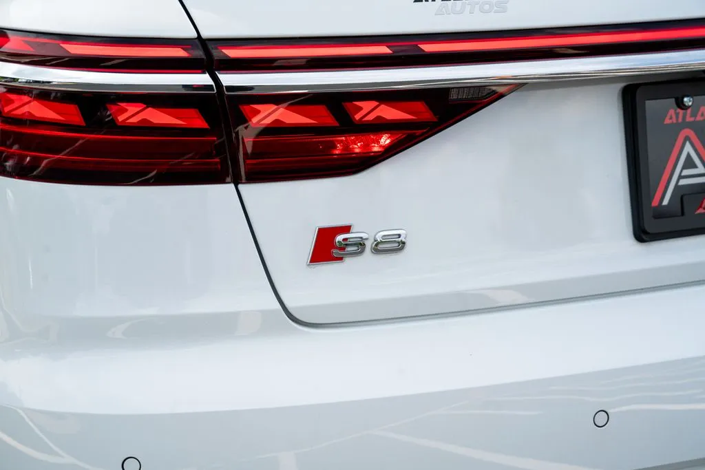 Audi S8 photo 18