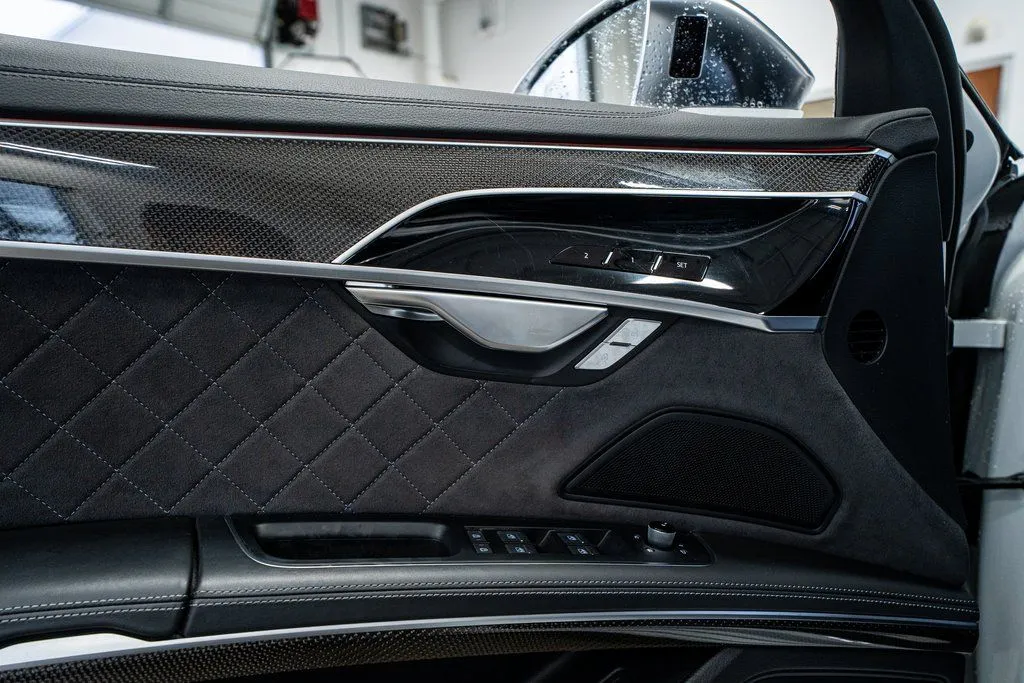 Audi S8 photo 29