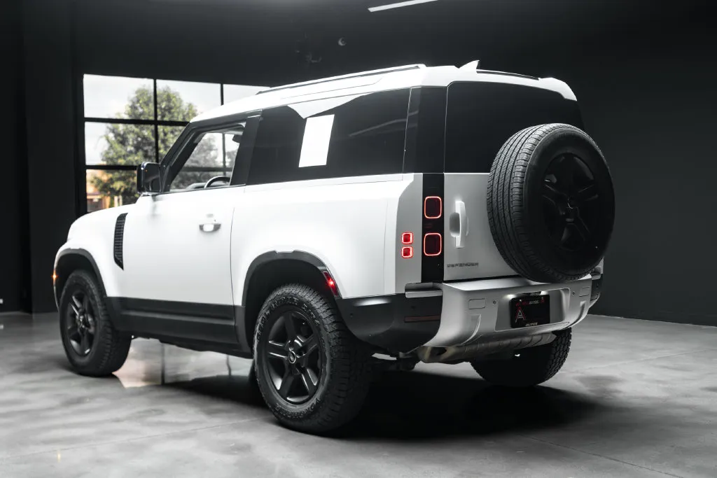 Land Rover Defender photo 17