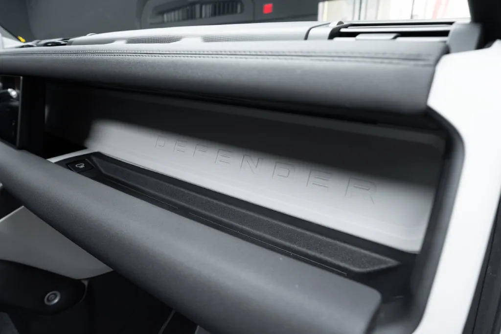 Land Rover Defender photo 39