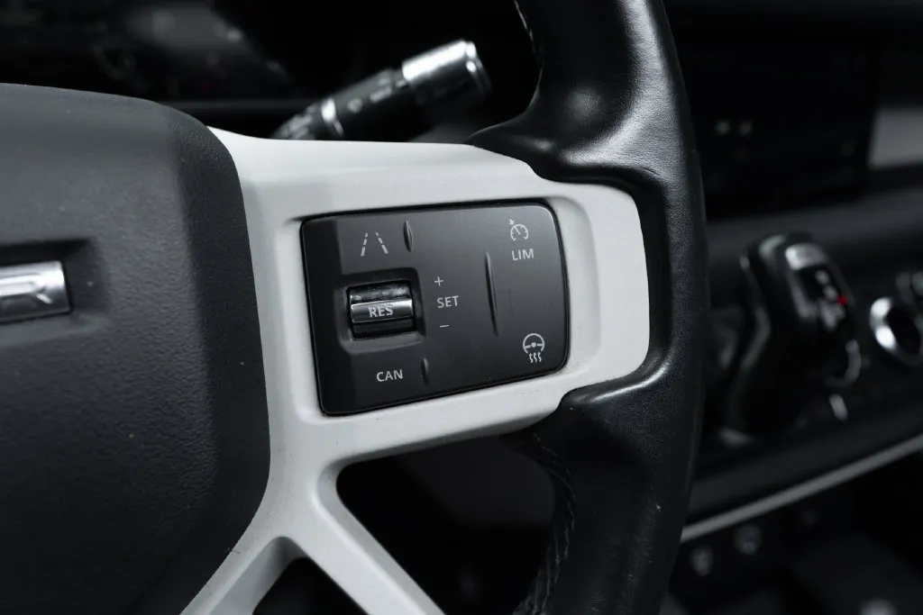 Land Rover Defender photo 26