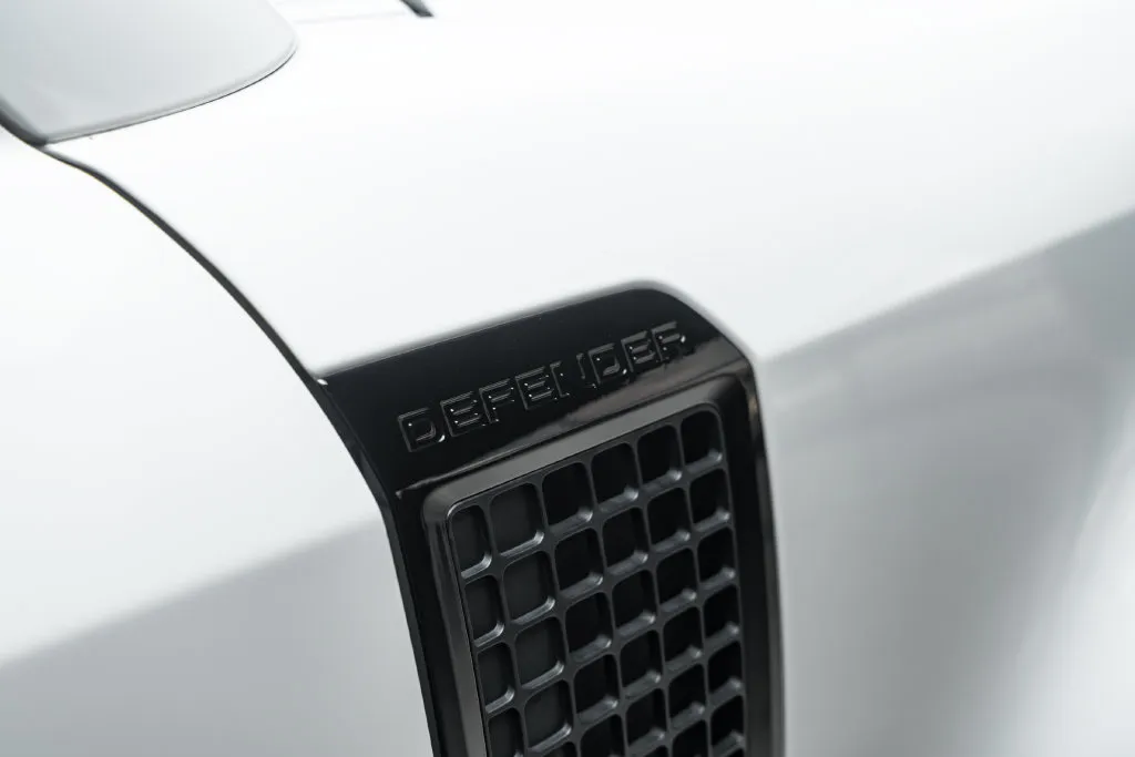 Land Rover Defender photo 9