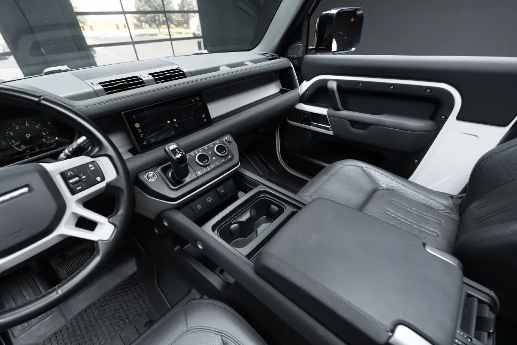 Land Rover Defender photo 30