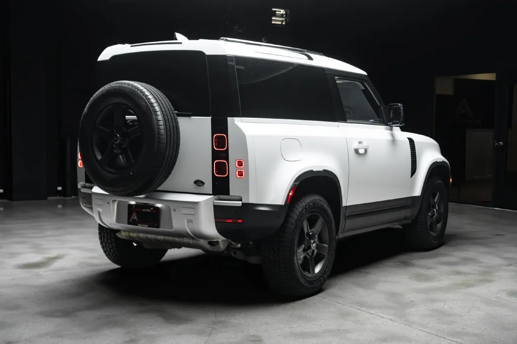 Land Rover Defender photo 12