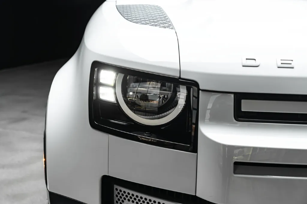 Land Rover Defender photo 6