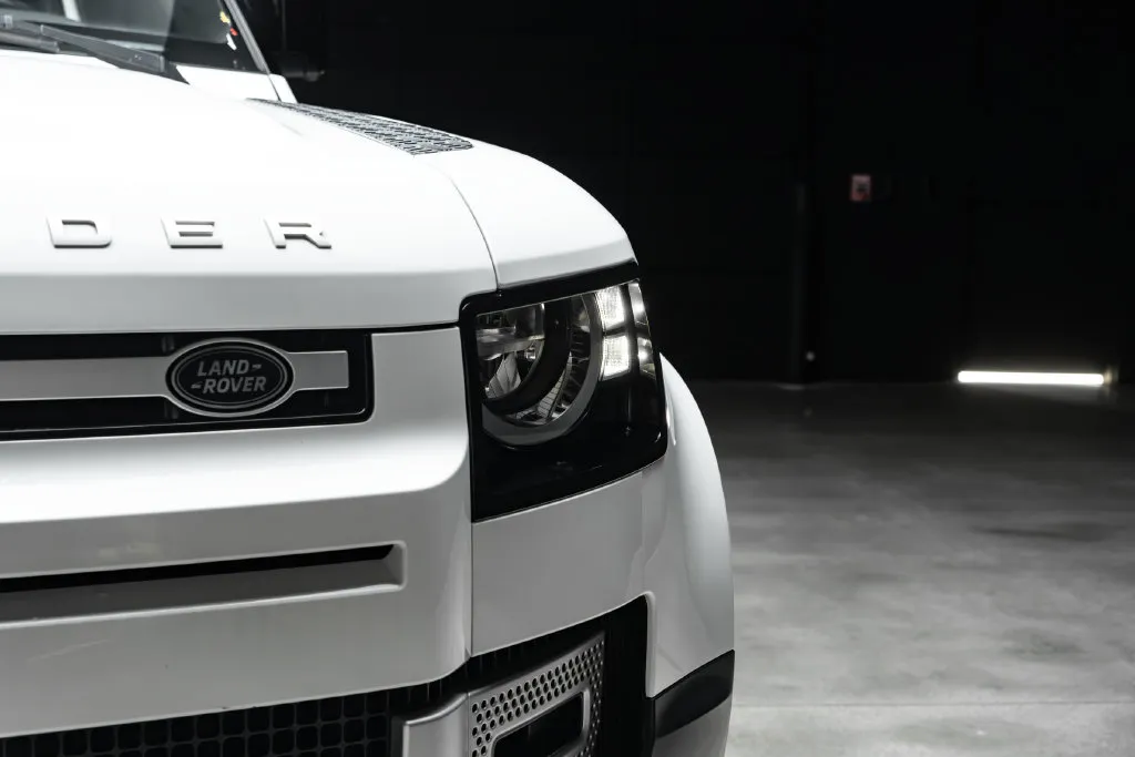 Land Rover Defender photo 4