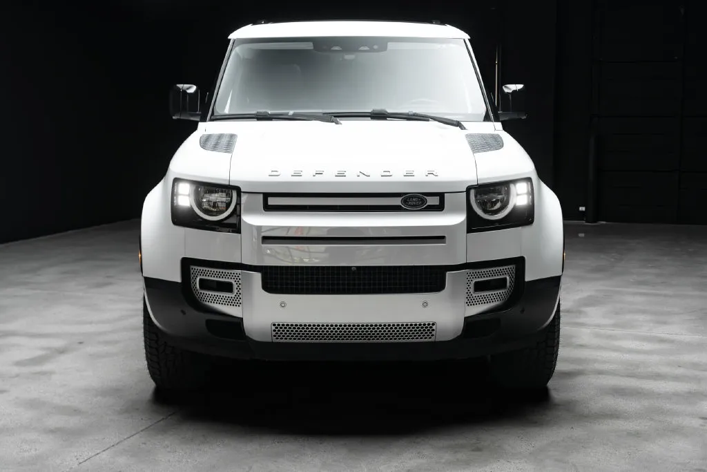 Land Rover Defender photo 3