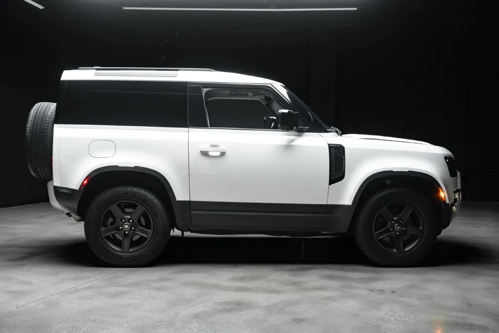 Land Rover Defender photo 10