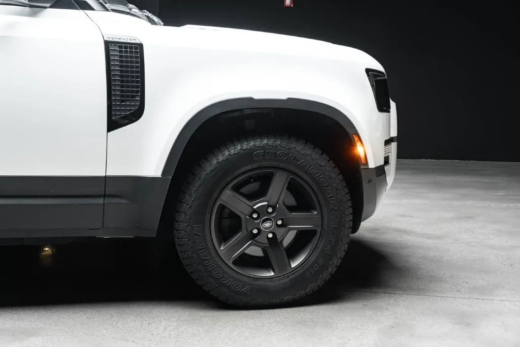 Land Rover Defender photo 8