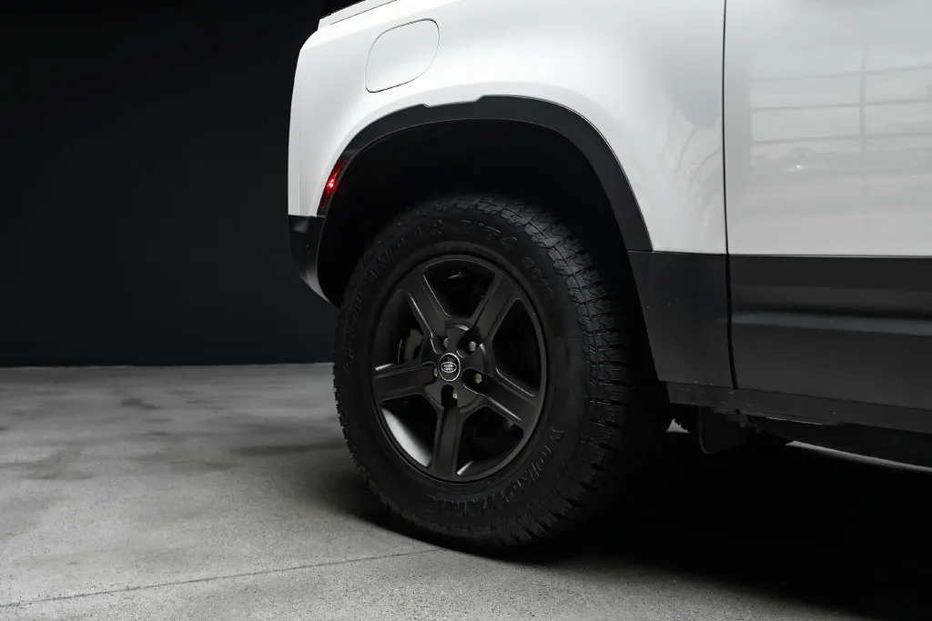 Land Rover Defender photo 11