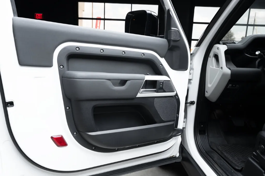 Land Rover Defender photo 22