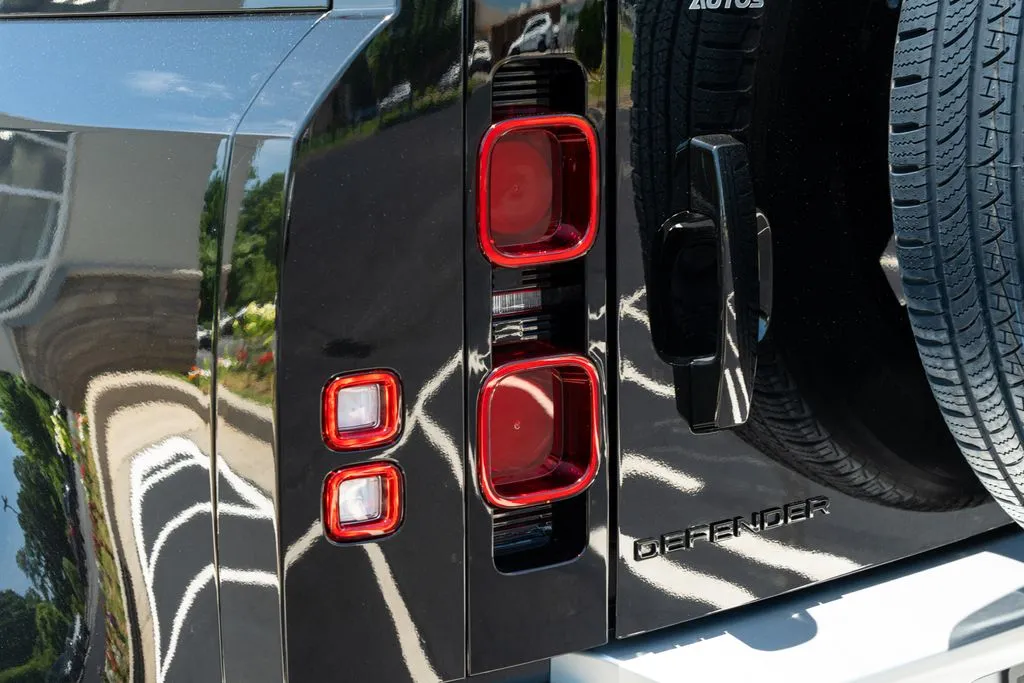 2024 Land Rover Defender S - Photo 19