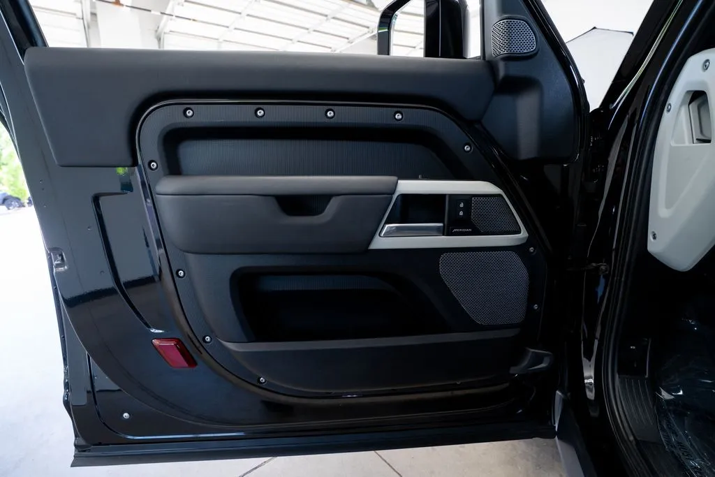 2024 Land Rover Defender S - Photo 28
