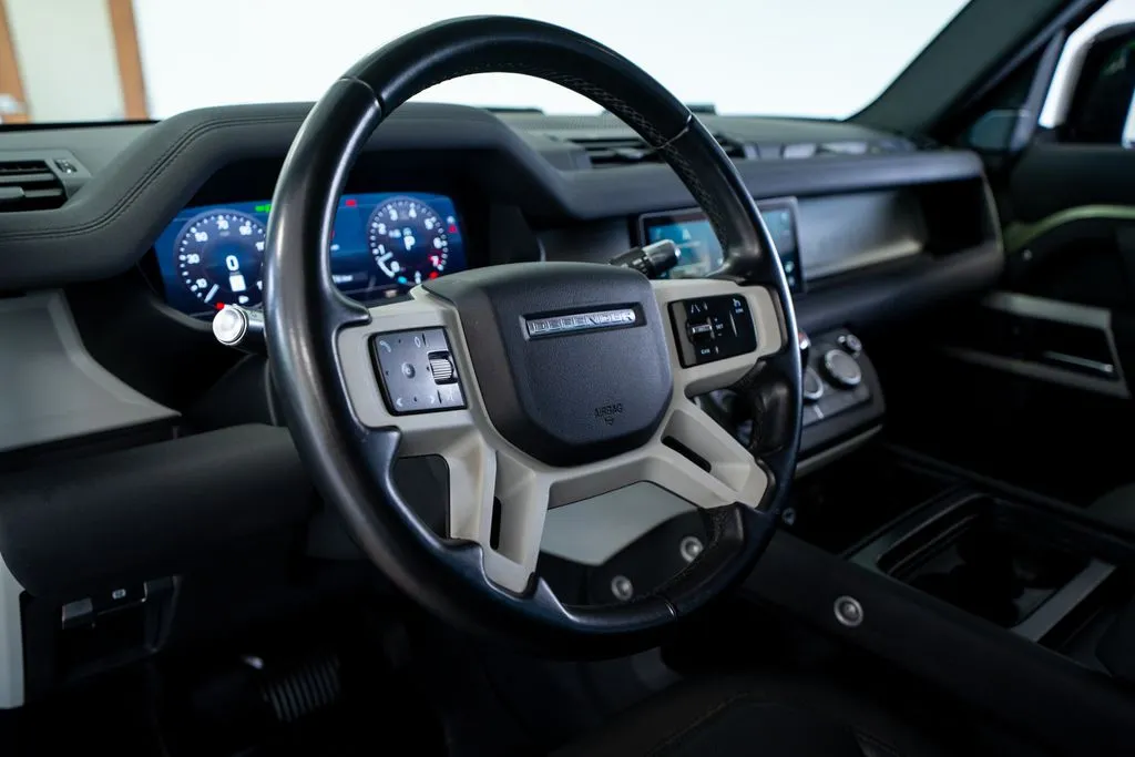 Land Rover Defender 110 photo 31