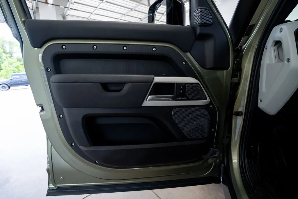Land Rover Defender 110 photo 26