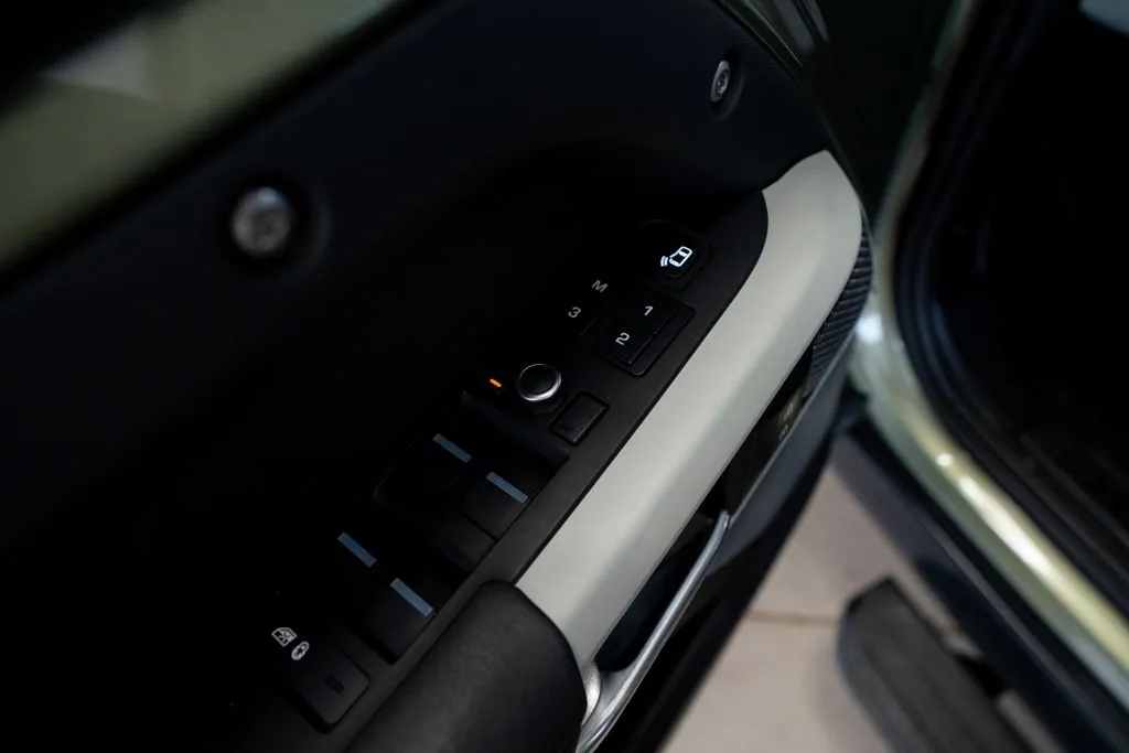 Land Rover Defender 110 photo 29