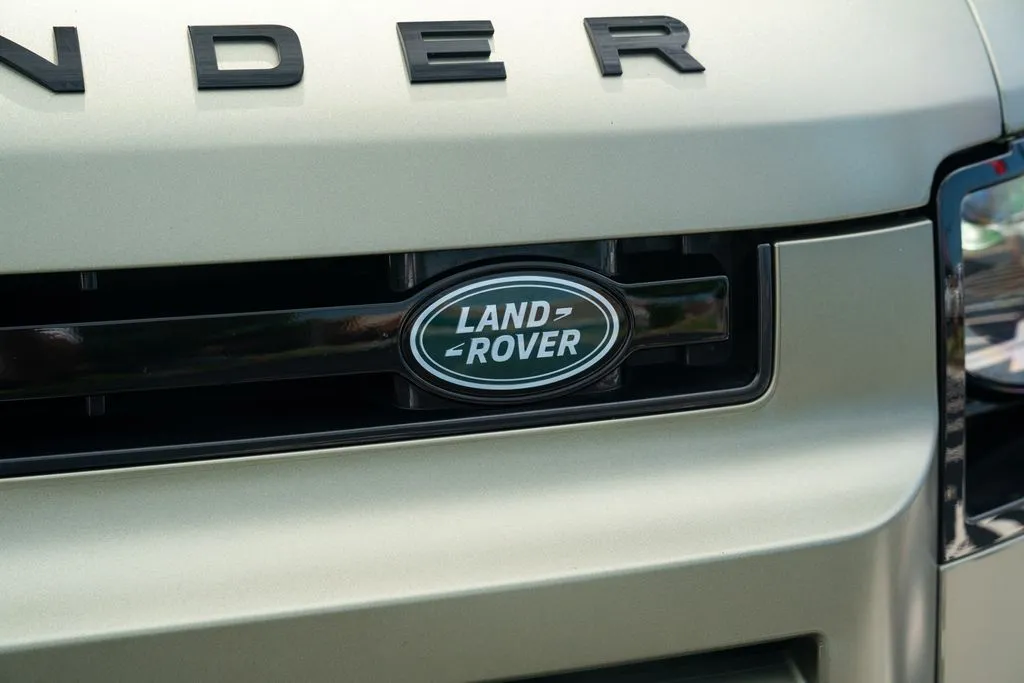 Land Rover Defender 110 photo 7