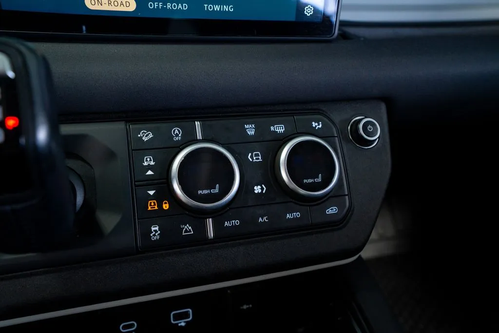 Land Rover Defender 110 photo 44