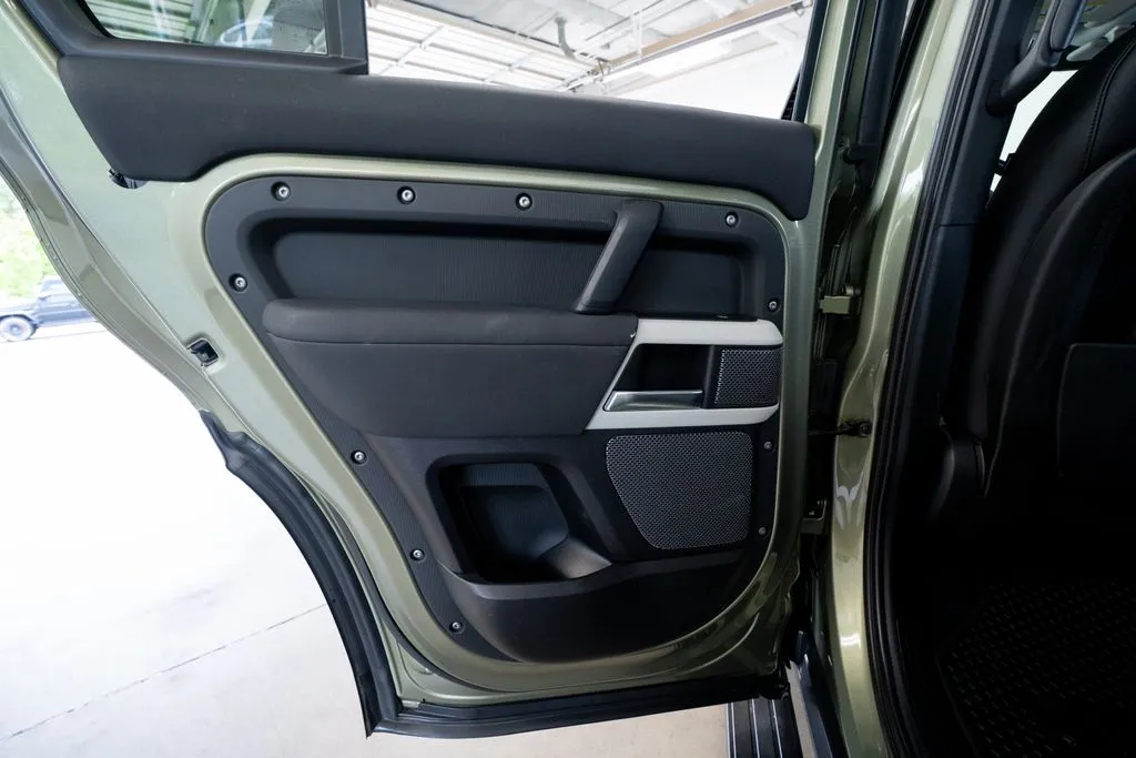 Land Rover Defender 110 photo 46