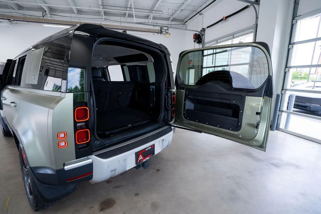 Land Rover Defender 110 photo 51