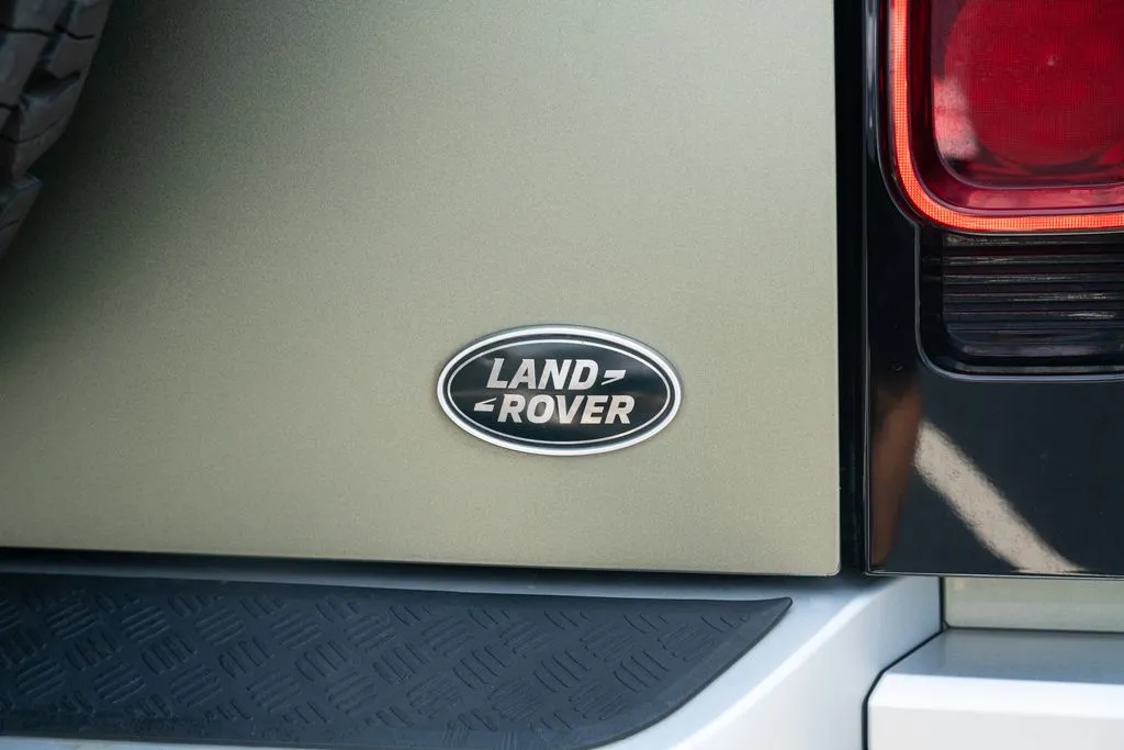 Land Rover Defender 110 photo 15