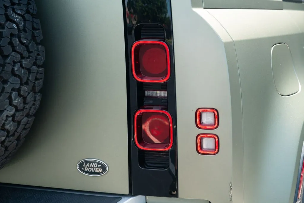 Land Rover Defender 110 photo 14
