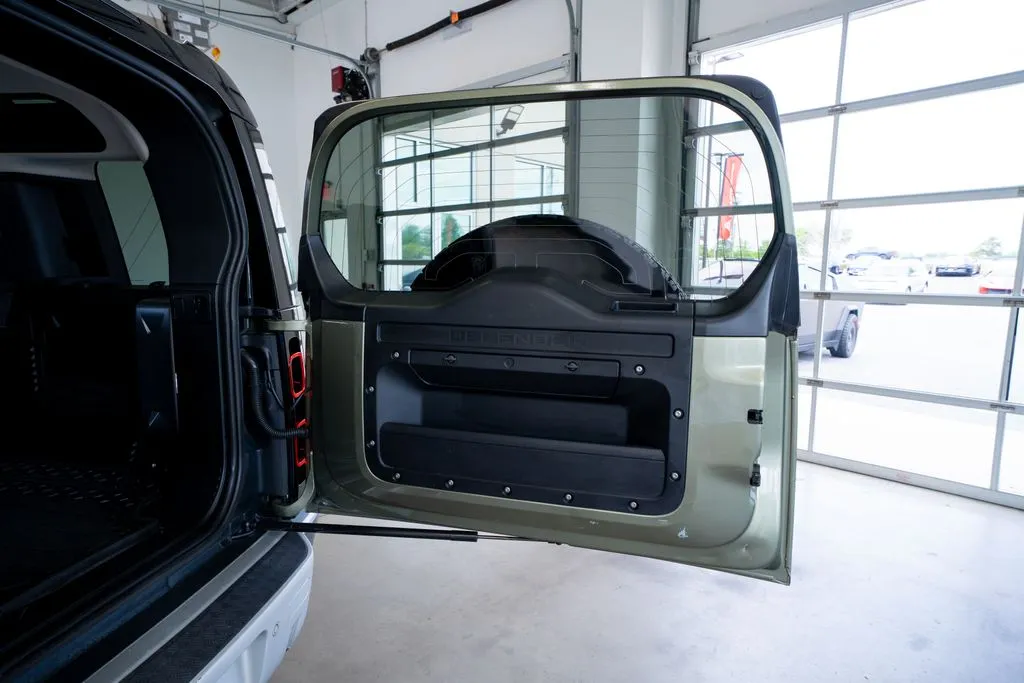 Land Rover Defender 110 photo 52