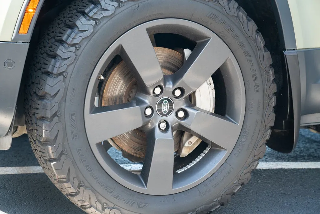 Land Rover Defender 110 photo 23