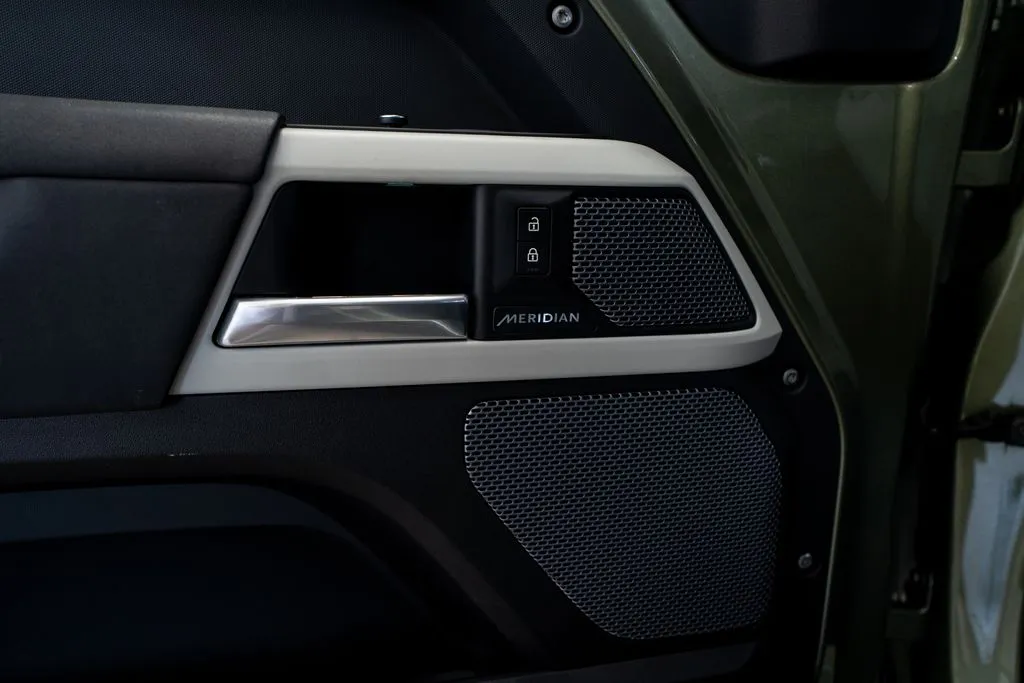 Land Rover Defender 110 photo 27