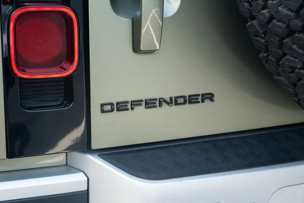 Land Rover Defender 110 photo 20