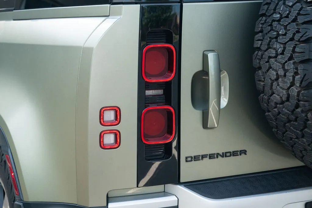 Land Rover Defender 110 photo 19