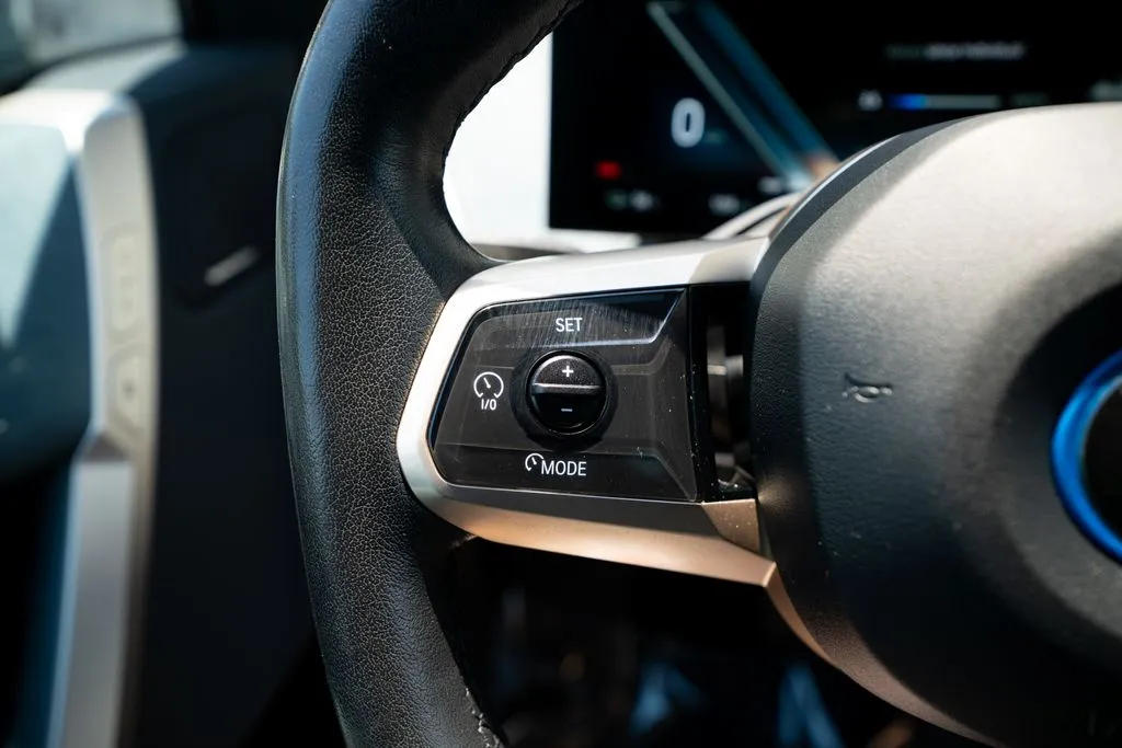 BMW iX photo 35